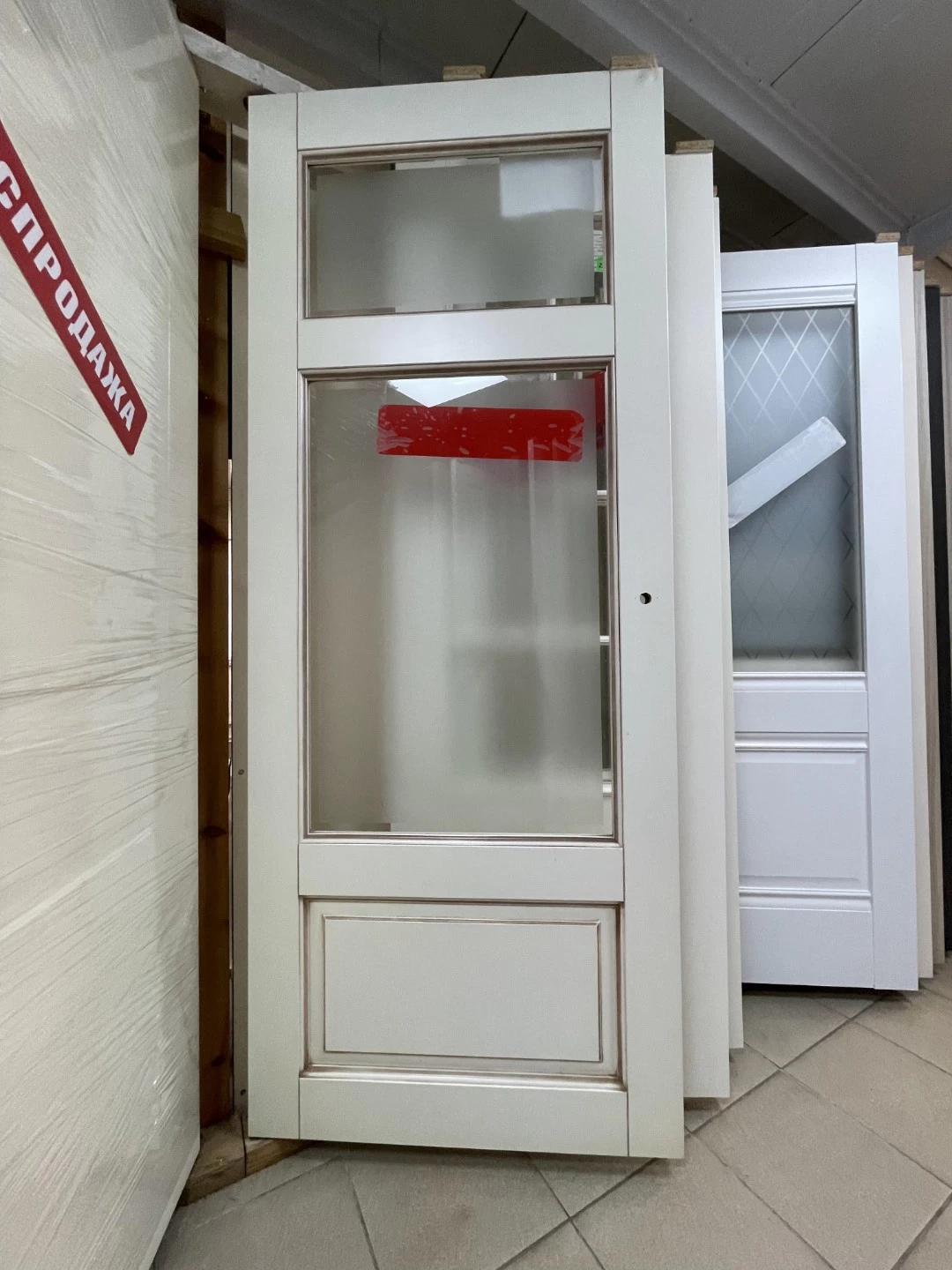 Дверь ПМЦ Ол55ш, ольха. Белый грунт + патина. Стекло матовое с фацетом. 800*2000 мм